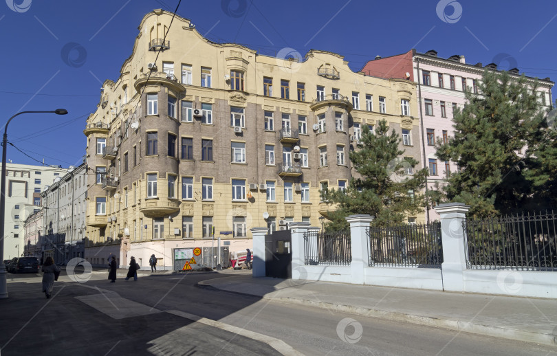 Скачать Старый многоквартирный дом в центре Москвы. фотосток Ozero