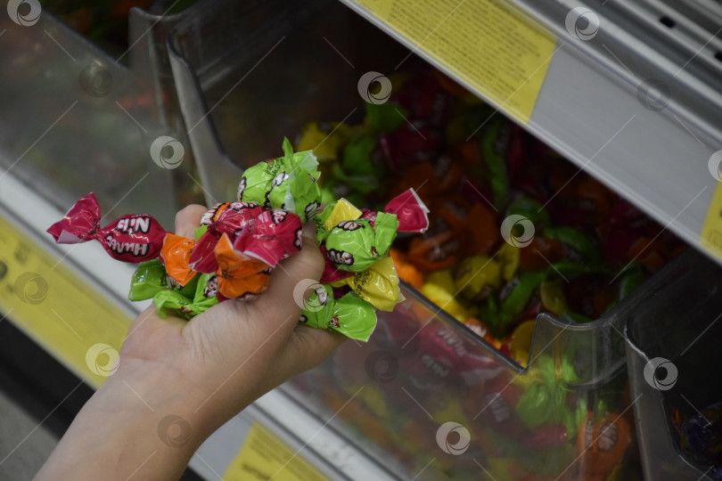 Скачать Полные руки конфет фотосток Ozero