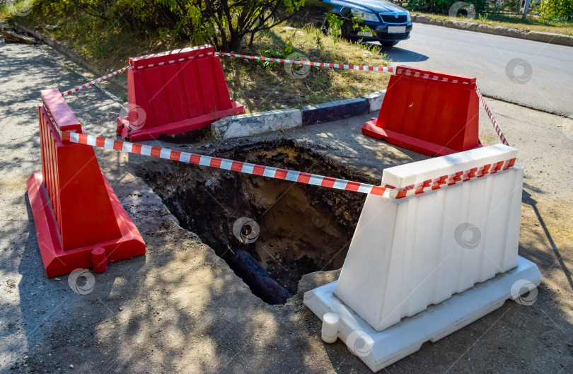 Скачать Вырытая яма на тротуаре фотосток Ozero