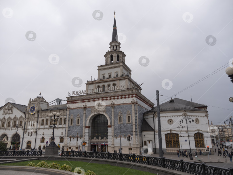 Скачать МОСКВА - 14 октября: Здание Казанского железнодорожного вокзала 14 октября 2017 года в Москве, Россия фотосток Ozero