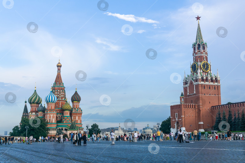 Скачать Вид на Спасскую башню Московского Кремля и собор Василия Блаженного с Красной площади фотосток Ozero