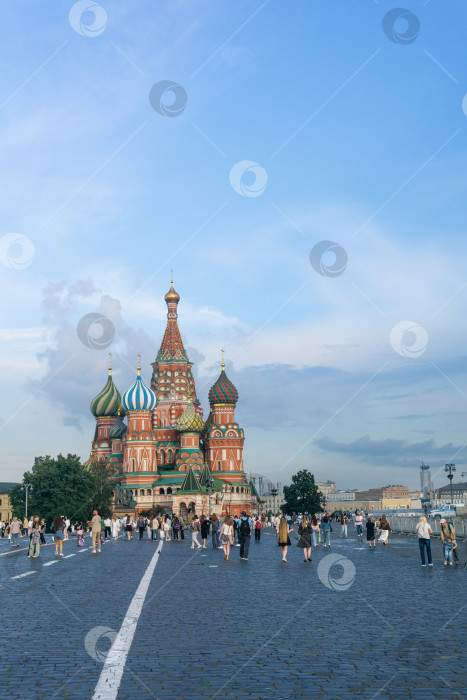Скачать Вид на Спасскую башню Московского Кремля и собор Василия Блаженного с Красной площади фотосток Ozero