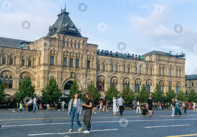 Скачать вид на фасад универмага ГУМ с Красной площади в Москве. фотосток Ozero
