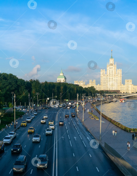 Скачать Вид на Котельническую набережную и Москву-реку. фотосток Ozero