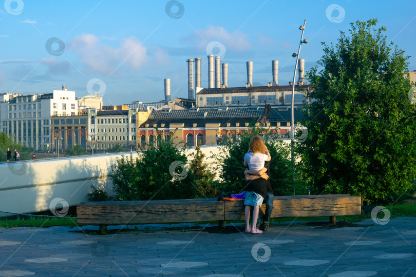 Скачать люди в городском пейзаже фотосток Ozero
