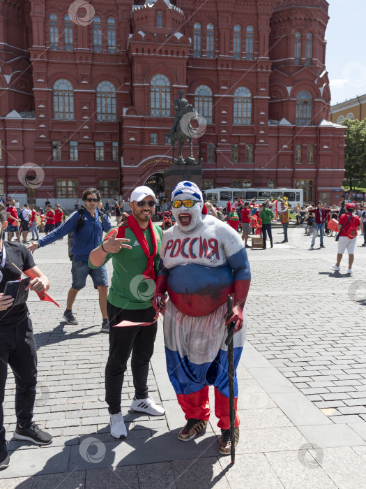 Скачать МОСКВА - 20 июня 2018 года: Фанаты чемпионата мира по футболу из Марокко, Россия, с флагами и в своих типичных костюмах на улицах 20 июня 2018 года в Москве, Россия фотосток Ozero