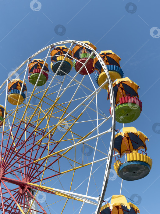 Скачать Аттракцион красочного колеса обозрения на фоне неба фотосток Ozero