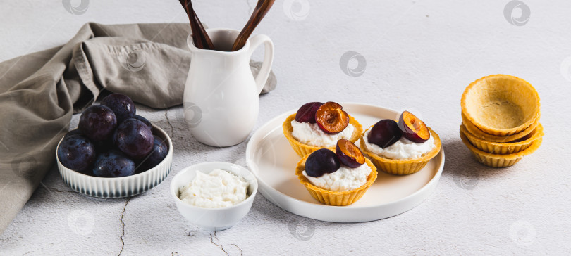 Скачать Мини-выпечка с творогом и ягодами на тарелке на столе веб-баннер фотосток Ozero