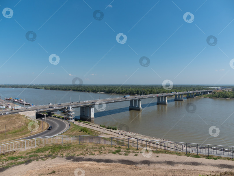 Скачать Мост с автомобилями на въезде в Барнаул, Россия фотосток Ozero