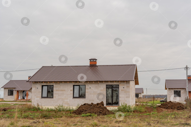 Скачать Новые дома из газоблока в загородном посёлке фотосток Ozero