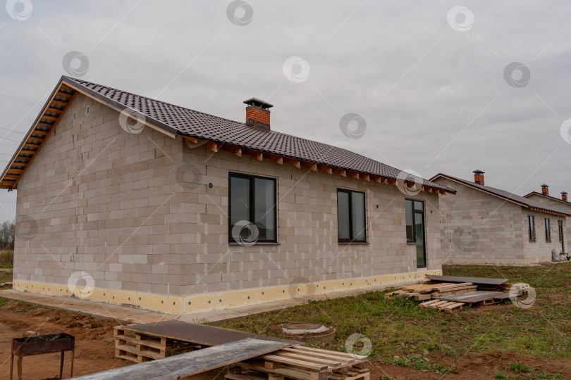 Скачать Улица из одноэтажных новых домов из газоблока, вид со двора фотосток Ozero