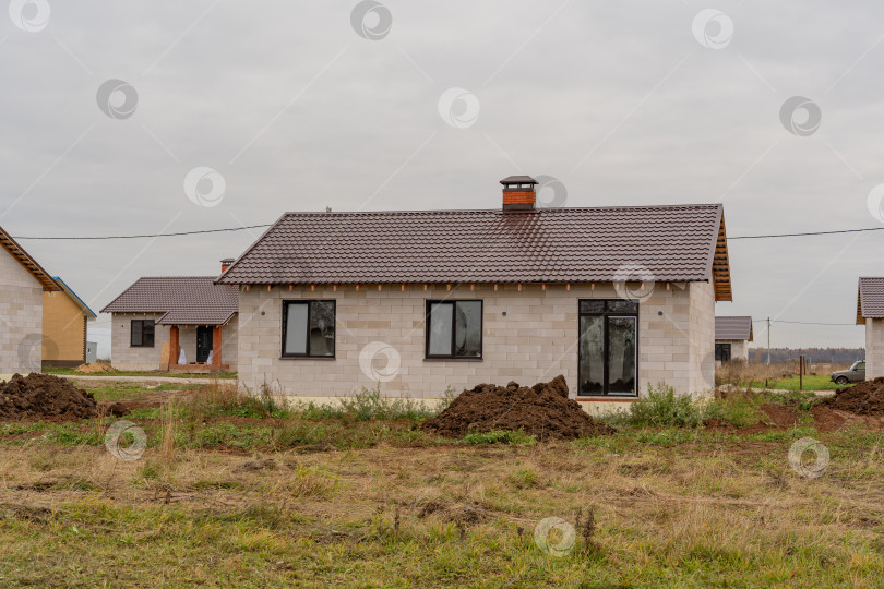 Скачать Новые дома из газоблока в загородном посёлке, вид со двора дома фотосток Ozero