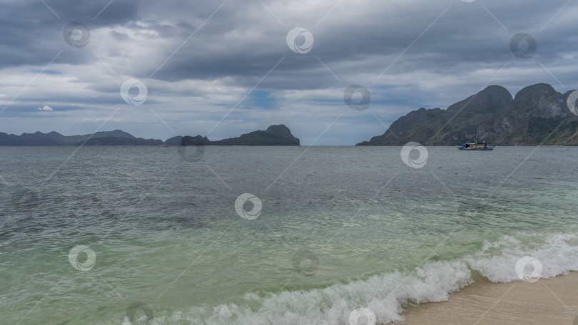 Скачать Волны бирюзового океана пенятся на песчаном пляже. фотосток Ozero