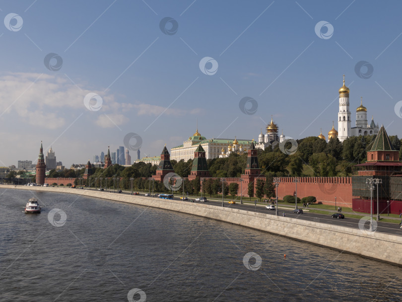 Скачать Солнечный летний день Москва-река, залив Кремль фотосток Ozero