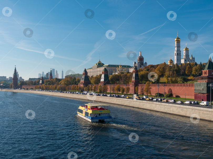 Скачать МОСКВА, РОССИЯ- 25 августа 2018 года: Солнечный летний день, Москва-река, Кремль фотосток Ozero