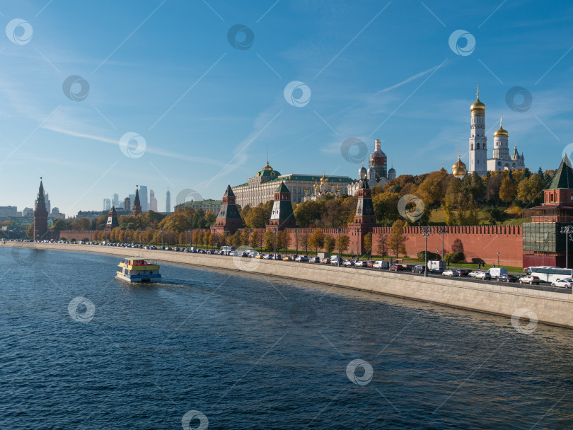 Скачать МОСКВА, РОССИЯ- 25 августа 2018 года: Солнечный летний день, Москва-река, Кремль фотосток Ozero