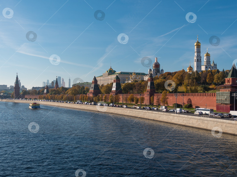 Скачать Солнечный летний день Москва-река, залив Кремль фотосток Ozero