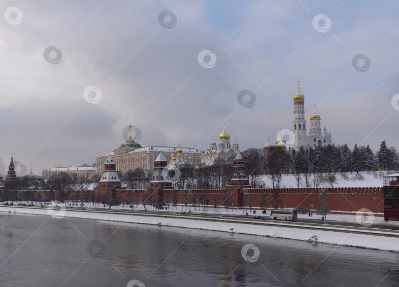 Скачать Москва, Российская Федерация. Московский Кремль в движении вдоль стены фотосток Ozero