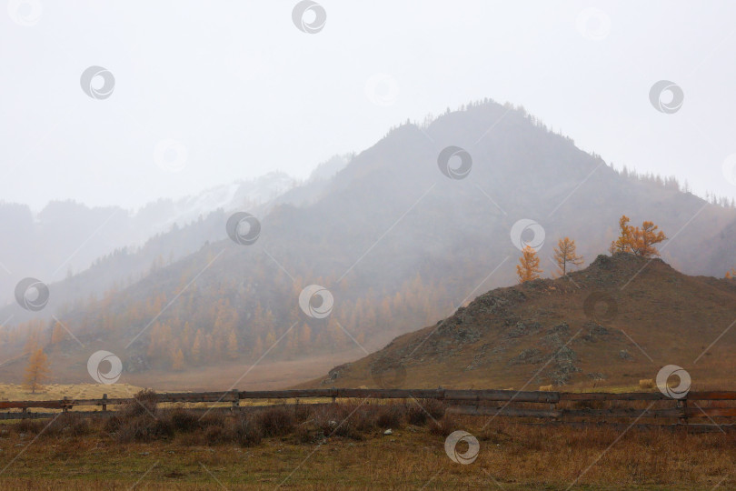 Скачать Дождливые облака покрывают пастбища в высоких горах фотосток Ozero