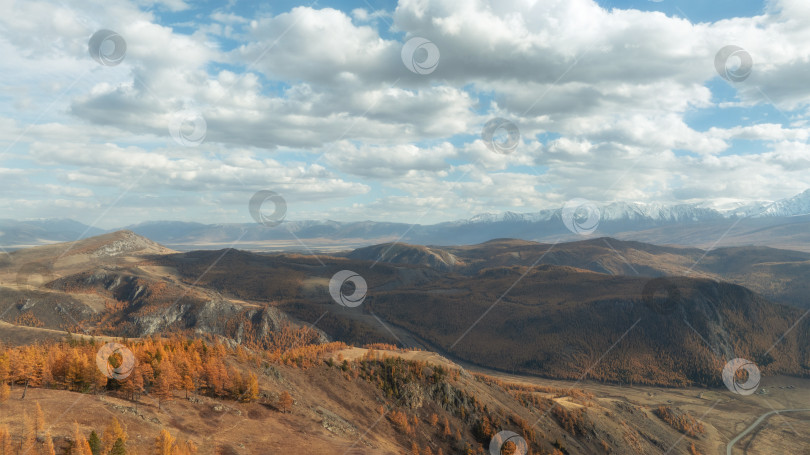 Скачать Панорамный вид на величественные Алтайские горы фотосток Ozero
