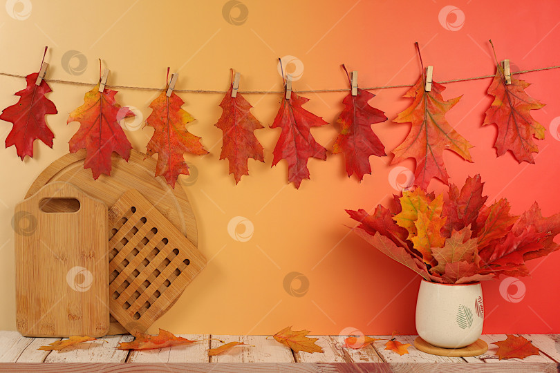 Скачать Осенняя абстрактная композиция с кленовыми листьями в вазе на элегантном современном кухонном столе, натюрморт и концепция Дня благодарения, сезонный фон и баннер для экрана, поздравительная открытка фотосток Ozero