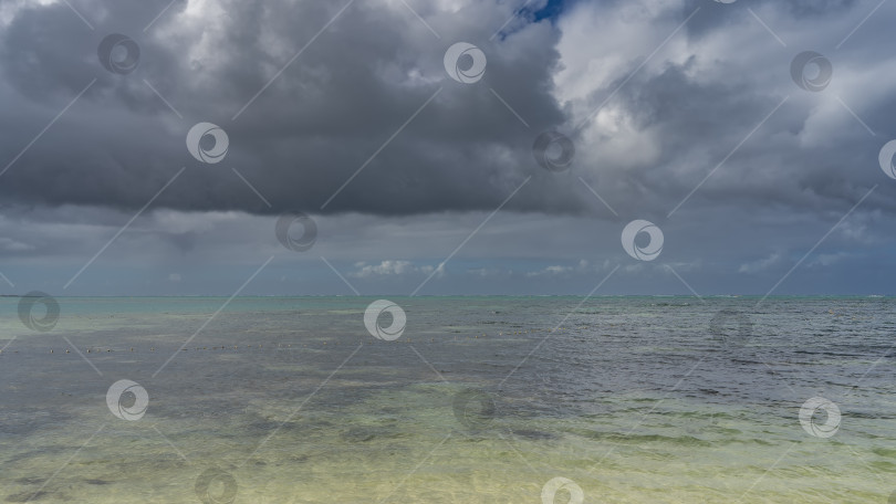 Скачать Прекрасный морской пейзаж под облачным небом. фотосток Ozero