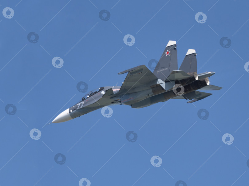 Скачать Москва, Россия, аэродром Жуковский, 31 августа 2019 года: пилотажный Су-30 выполняет демонстрационный полет в рамках международного аэрокосмического салона МАКС-2019 фотосток Ozero