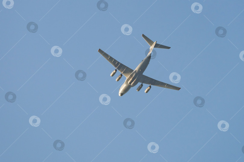 Скачать Большой транспортный самолет летит по небу в солнечный день фотосток Ozero