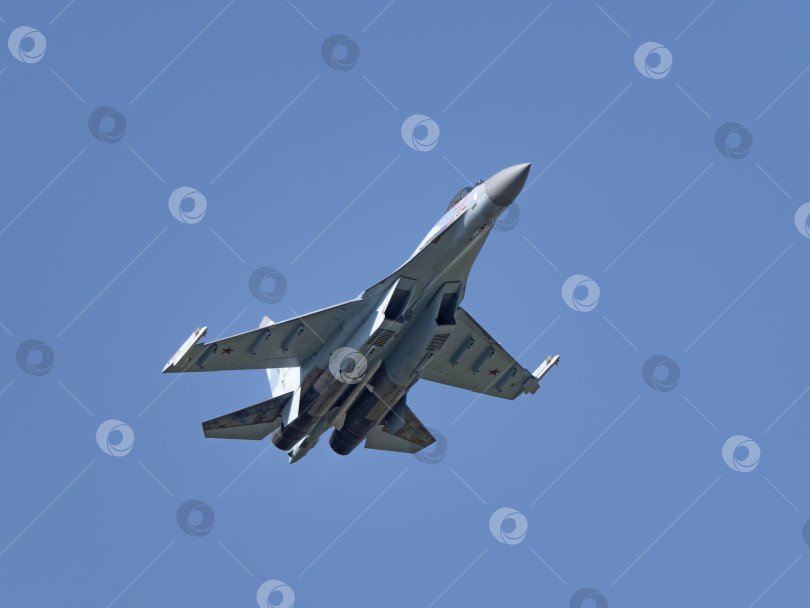 Скачать Москва, Россия, аэродром Жуковский, 31 августа 2019 года: пилотажный Су-35 выполняет демонстрационный полет в рамках международного аэрокосмического салона МАКС-2019 фотосток Ozero