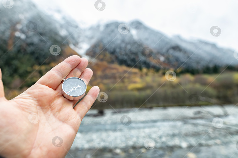Скачать Компас в дороге: природа и приключения фотосток Ozero