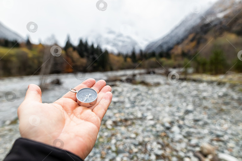 Скачать Компас в дороге: природа и приключения фотосток Ozero