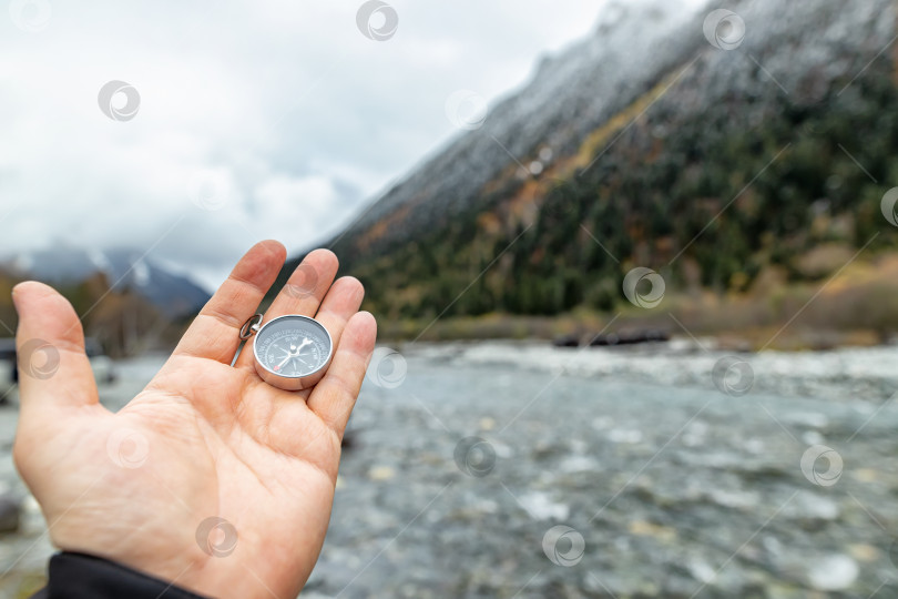 Скачать Компас в дороге: природа и приключения фотосток Ozero