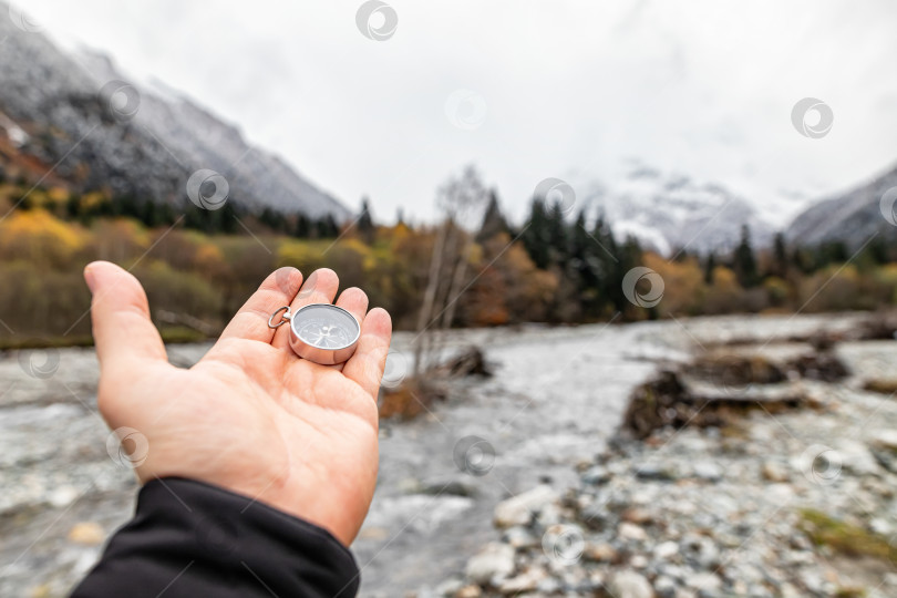 Скачать Компас в дороге: природа и приключения фотосток Ozero