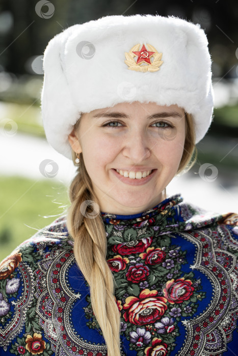Скачать Портрет молодой красивой женщины с шарфом на голове фотосток Ozero