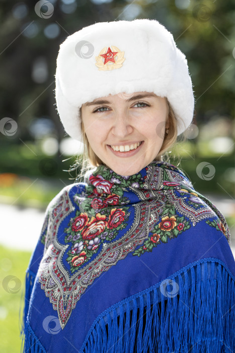 Скачать Портрет молодой красивой славянской девушки в белой меховой шапке-ушанке фотосток Ozero