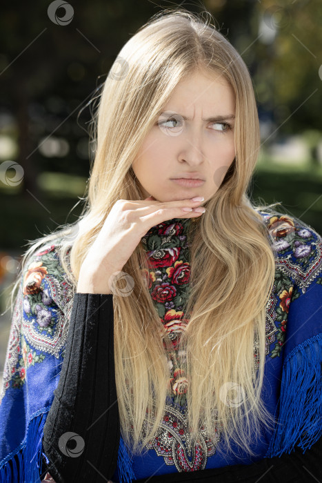 Скачать Портрет молодой красивой женщины с шарфом на голове фотосток Ozero