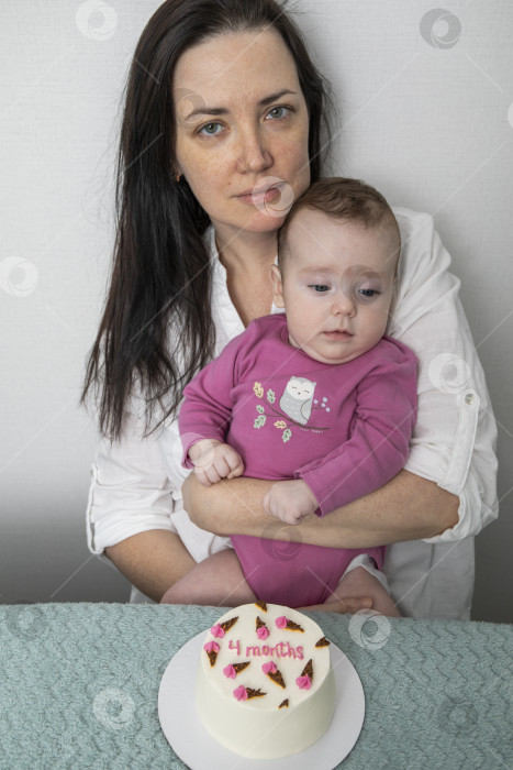 Скачать Мать и дочь с праздничным тортом фотосток Ozero