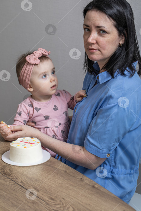 Скачать Мать и дочь с праздничным тортом фотосток Ozero