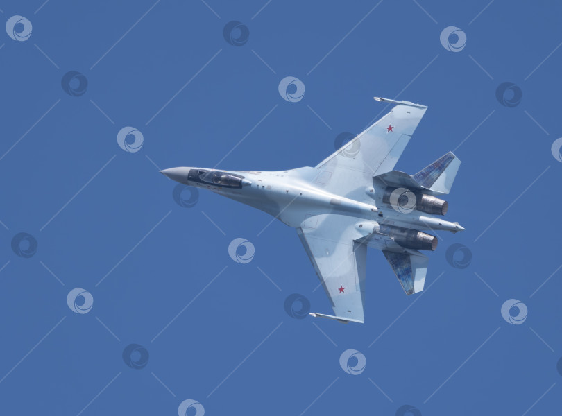 Скачать Москва, Россия, аэродром Жуковский, 31 августа 2019 года: пилотажный Су-35 выполняет демонстрационный полет в рамках международного аэрокосмического салона МАКС-2019 фотосток Ozero