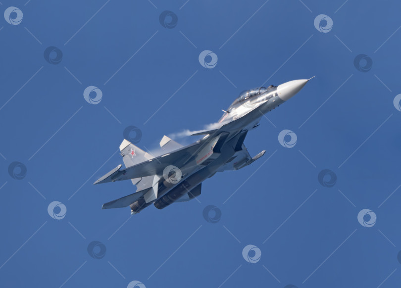 Скачать Москва, Россия, аэродром Жуковский, 31 августа 2019 года: пилотажный Су-30 выполняет демонстрационный полет в рамках международного аэрокосмического салона МАКС-2019 фотосток Ozero