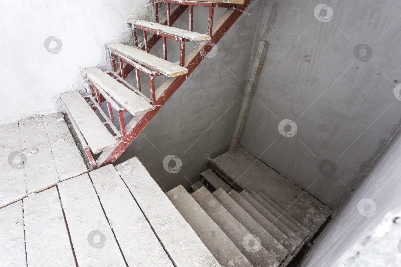 Скачать интерьер квартиры без отделки в серых тонах фотосток Ozero