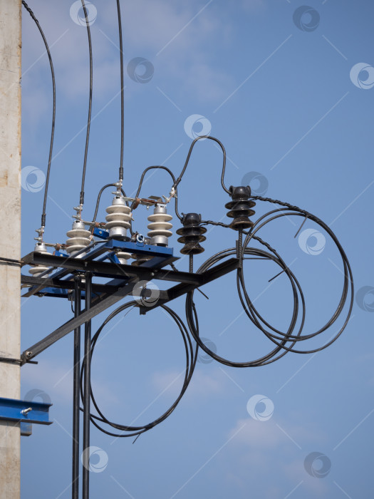 Скачать Электрический трансформатор с проводами и изолятором на фоне неба фотосток Ozero