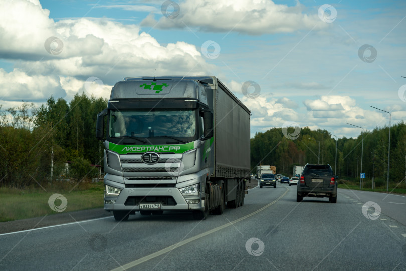 Скачать Грузовик FAW J7 EAGLE CA 4180 на автомобиле. Россия, Пермский край, сентябрь 2025г. фотосток Ozero