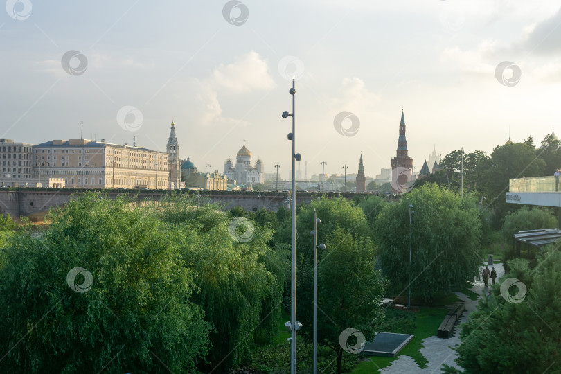 Скачать вид на Московский Кремль и храм Христа Спасителя из парка Зарядье фотосток Ozero