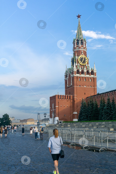 Скачать Вид на Спасскую башню Московского Кремля с Красной площади фотосток Ozero