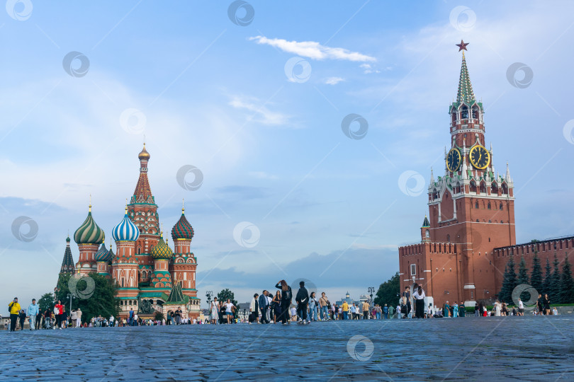 Скачать Вид на Спасскую башню Московского Кремля и собор Василия Блаженного с Красной площади фотосток Ozero