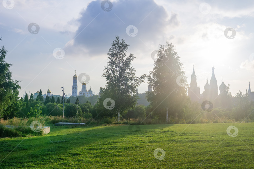Скачать вид на Московский Кремль из парка Зарядье фотосток Ozero