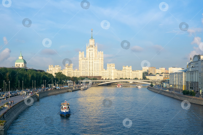 Скачать Вид на Котельническую набережную и Москву-реку фотосток Ozero