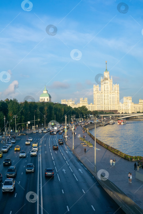 Скачать Вид на Котельническую набережную и Москву-реку. фотосток Ozero