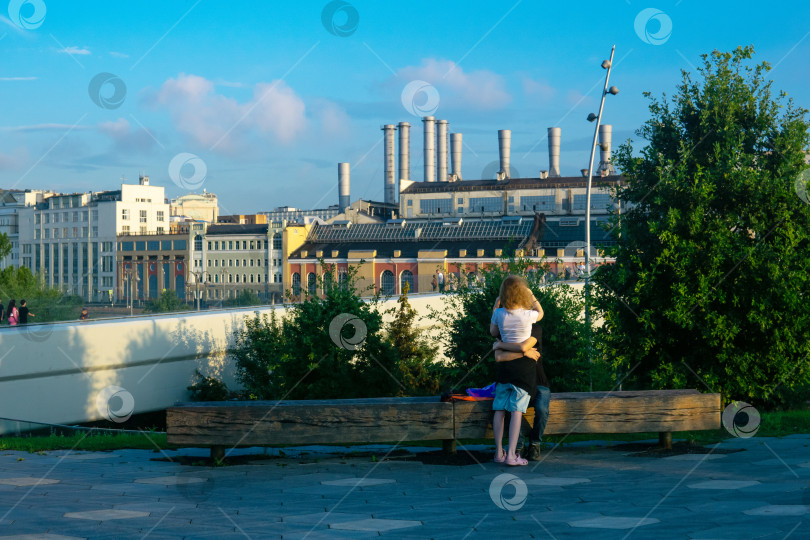 Скачать люди в городском пейзаже фотосток Ozero